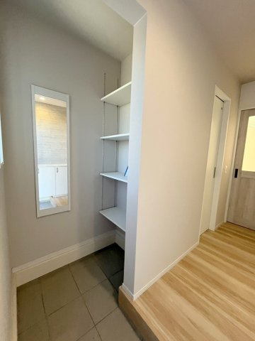 吉川市新栄1丁目　新築戸建　全1棟の玄関|ベビーカーやアウトドア用品の収納にも便利なシューズインクローク付