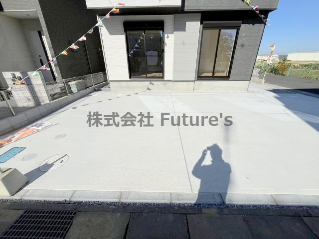 吉川市新栄1丁目　新築戸建　全1棟の駐車場|カースペース並列2台可能