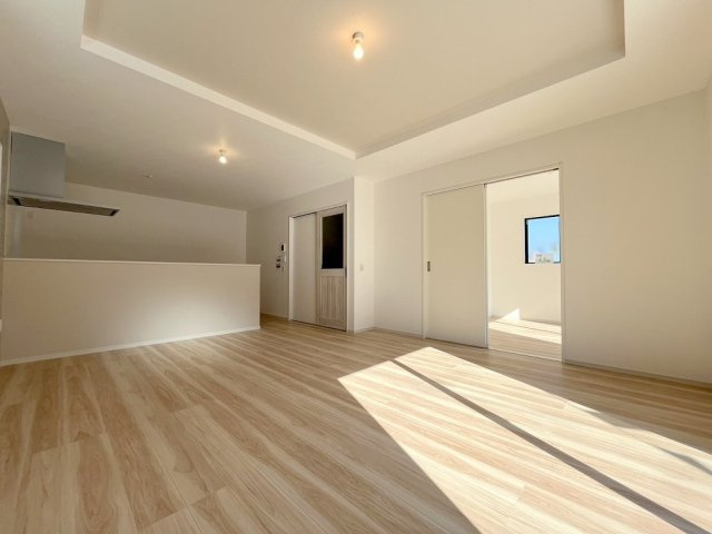 吉川市新栄1丁目　新築戸建　全1棟の居間・リビング|家族団らんで過ごすリビングは17帖の広さを確保