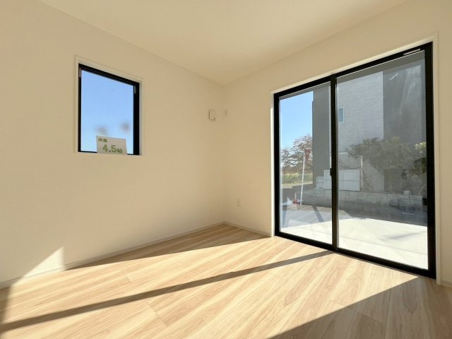 吉川市新栄1丁目　新築戸建　全1棟の洋室|1階の洋室4.5帖は子供の遊びスペースとしても活用できます