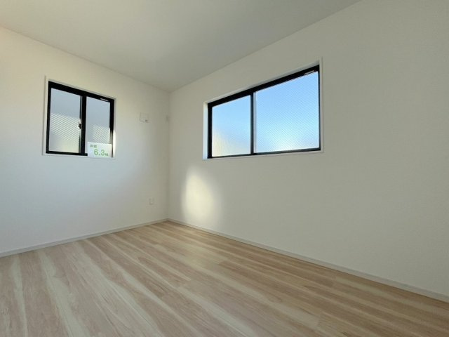 吉川市新栄1丁目　新築戸建　全1棟の洋室|2面採光の明るい洋室6.3帖