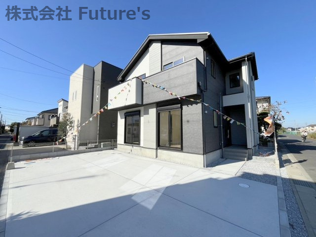 吉川市新栄1丁目　新築戸建　全1棟の外観|角地に位置する開放的な立地！カースペース並列2台駐車可能