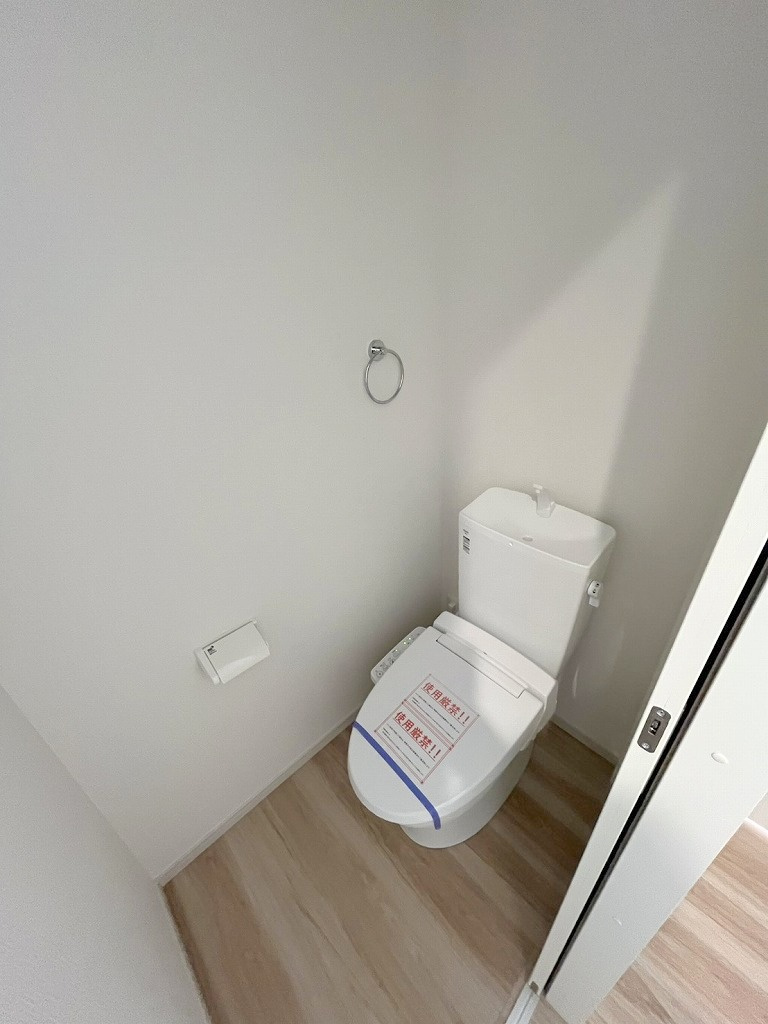 吉川市新栄1丁目　新築戸建　全1棟のトイレ|2階のトイレです