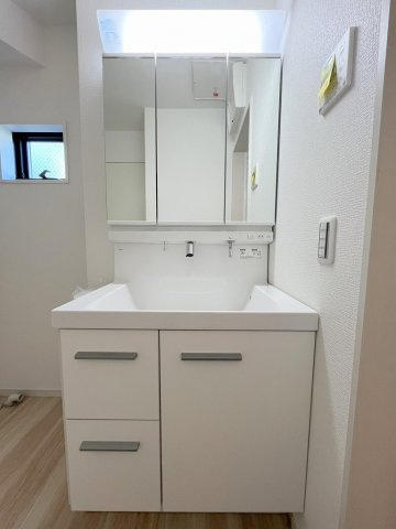 吉川市新栄1丁目　新築戸建　全1棟の独立洗面台|お掃除にも便利なシャワードレッサー完備