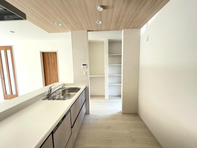 豊田市中町中郷　新築分譲住宅　全3棟　2号棟のキッチン