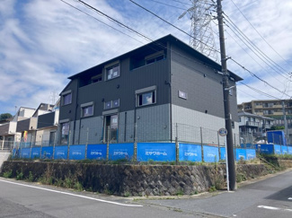 【外観】 | ※施工中※2025年9月完成の新築物件☆ペットOK！小田急線「新百合ヶ丘」駅まで徒歩圏内！2駅利用可能で通勤通学・お買物にも便利な立地です☆