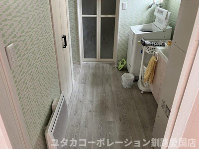 【脱衣所】 | 文苑3丁目16-5売家 | 広々脱衣所！収納スペースがあるのも◎