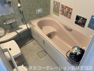 【浴室】 | 文苑3丁目16-5売家 | 1日の疲れを癒やしてくれるバスルーム★肩まで湯船に浸かり、ゆっくりと寛ぐことができます♪