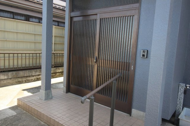 野木町丸林の玄関|美装工事済みで印象アップ◎手すり付きのタイルアプローチで出入りも安心・快適です。