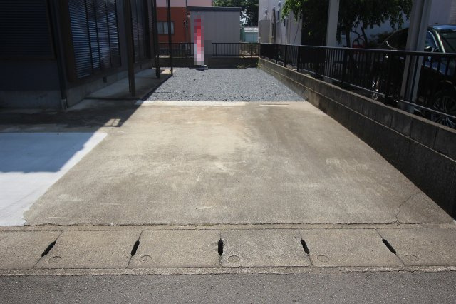 野木町丸林の駐車場|外構工事で整備された広々とした駐車スペース◎2台以上もラクに駐車できるゆとりがあります！