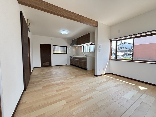 野木町丸林の居間・リビング|全室クロス張替＆床クリーニング済みで清潔感たっぷり◎明るく開放的な14帖のLDKです♪