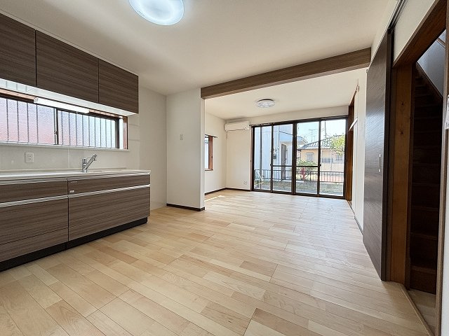 野木町丸林の居間・リビング|窓から陽射しがたっぷり差し込む明るいダイニング空間♪クロス張替＆床クリーニング済みで快適◎