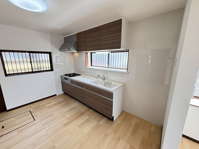 野木町丸林のキッチン|新品のシステムキッチンへ交換済み◎窓付きで明るく、収納もたっぷり使いやすい設計です♪