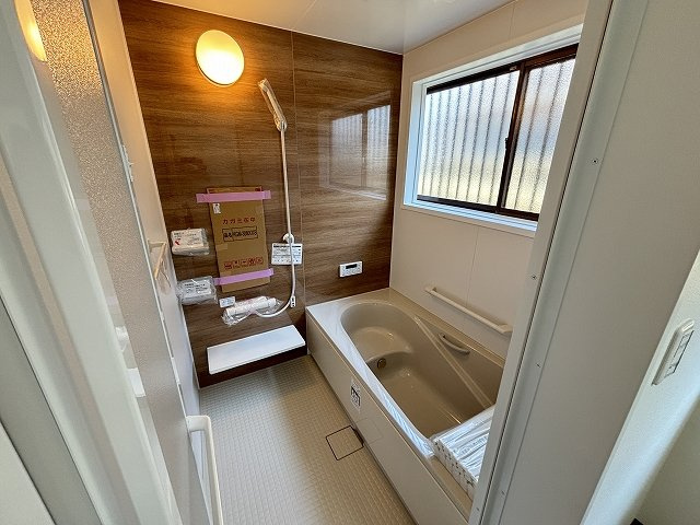 野木町丸林の浴室|木目調パネルが高級感を演出！ユニットバスは新品交換済みで、快適なバスタイムを楽しめます◎