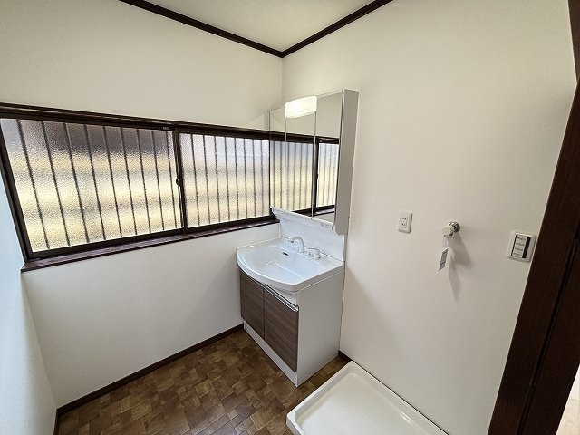 野木町丸林の独立洗面台|新品交換された洗面化粧台♪三面鏡付きで収納力も◎クッションフロアも貼替済みです。
