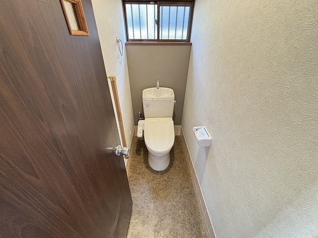 野木町丸林のトイレ|1階・2階ともにトイレは新品交換済み♪クッションフロアとスイッチプレートもリフレッシュ◎