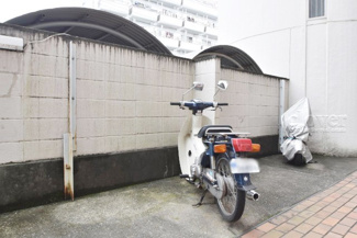 【駐車場】 | バイク置き場。空き区画の有無や駐輪料金、サイズおよび排気量規定などについては、改めてお問い合わせください。～即日のご見学可能～　お問合せはお気軽にどうぞ。
