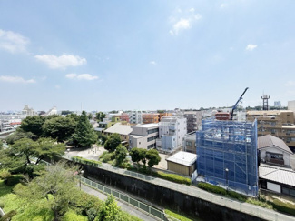 【展望】 | 眼前に広がる空の雄大さと、このお部屋の自慢の一つである「眺望」をご覧ください。毎日、この景色を独り占めできる新生活に夢が広がります。～即日のご見学可能～　お問合せはお気軽にどうぞ。
