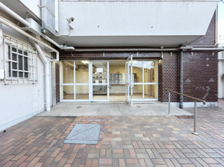 【エントランス】 | マンションの正面エントランス。出入りする人間を癒してくれるマンション入り口であり、その建物の「顔」でもあります。～即日のご見学可能～　お問合せはお気軽にどうぞ。
