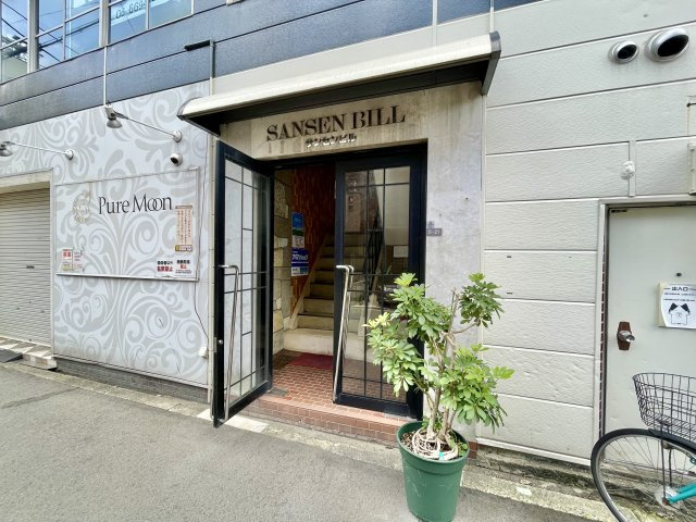 サンセンビルのエントランス