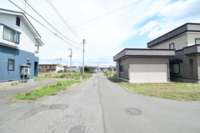 【前面道路含む現地写真】 | 黒石市東町　中古住宅　角地