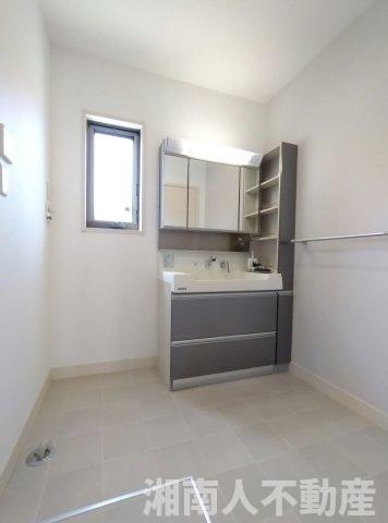 横須賀市佐島の丘2丁目　中古戸建の独立洗面台|独立洗面台で身支度をすべて済ませてしまいましょう