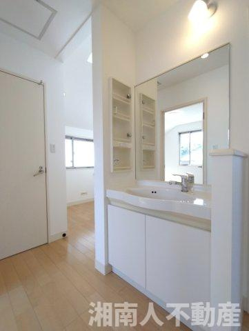 横須賀市佐島の丘2丁目　中古戸建の独立洗面台|独立洗面台あり、毎朝おしゃれに忙しい女性の方におすすめです