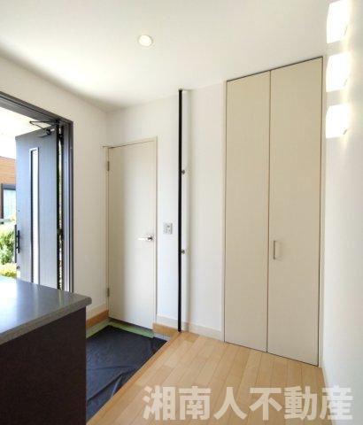 横須賀市佐島の丘2丁目　中古戸建の玄関|収納もある玄関です