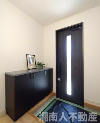 横須賀市佐島の丘2丁目　中古戸建の玄関|シンプルで使いやすい玄関です