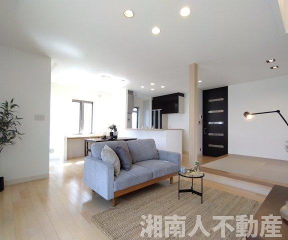 横須賀市佐島の丘2丁目　中古戸建の居間・リビング|リビングです