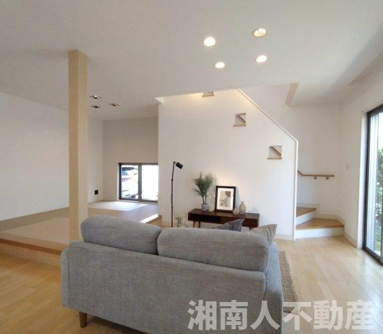 横須賀市佐島の丘2丁目　中古戸建の居間・リビング|こちらのリビングで趣味の時間をお楽しみください