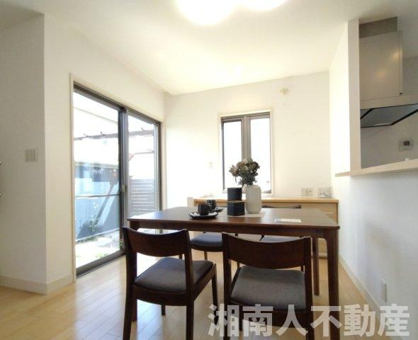 横須賀市佐島の丘2丁目　中古戸建の居間・リビング|こちらのリビングで趣味の時間をお楽しみください