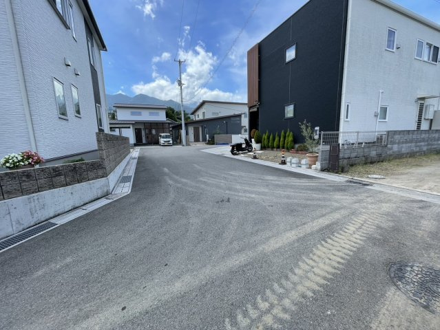 中萩町　売土地の前面道路含む現地写真