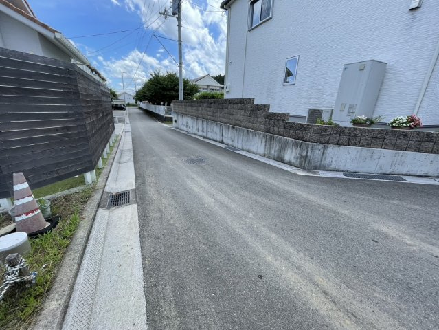 中萩町　売土地の前面道路含む現地写真
