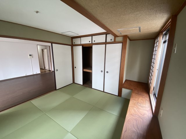 堺町ジュエリーハイツの和室|6.0帖です。押し入れの扉、琉球畳は新調済♪