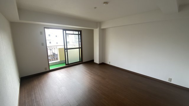 堺町ジュエリーハイツの洋室|9.5帖です。