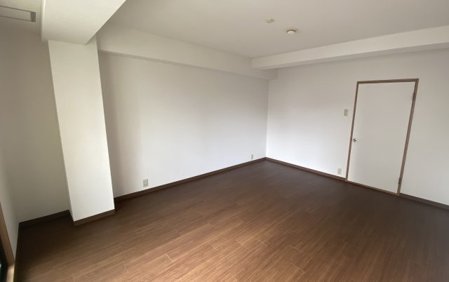 堺町ジュエリーハイツの洋室|9.4帖です。