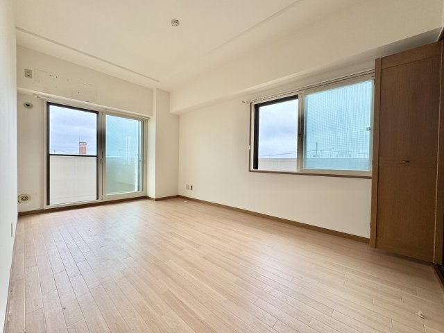 メゾン浜松高台の洋室|約8.3帖洋室。東角部屋の為三面バルコニーになっております！採光はバッチリです♪
