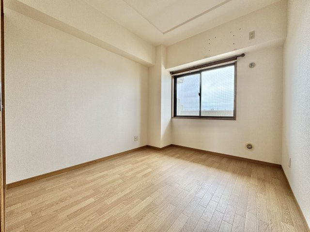 メゾン浜松高台の洋室|約5.1帖洋室。子供部屋や趣味部屋...用途は様々です♪
