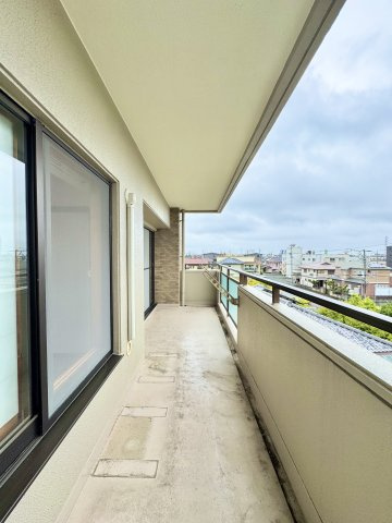 メゾン浜松高台のバルコニー|横幅のあるバルコニー！窓を開けると気持ちの良い風が吹き込みます！
