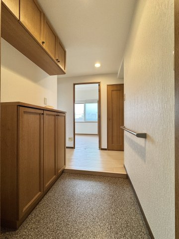 メゾン浜松高台の玄関|中に入ると明るい玄関が広がります！シューズ用収納スペースもありスッキリとした玄関をキープできます。
