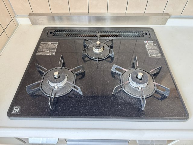 メゾン浜松高台の設備|三口コンロになります。
ちょっとした家事の時短になりますね♪