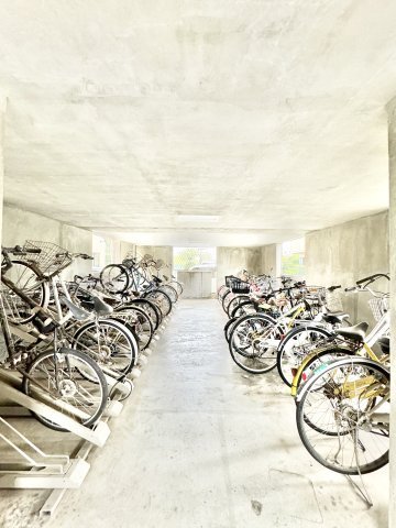メゾン浜松高台の駐輪場|駐輪場は屋根付き！雨からバイクや自転車を守ってくれます！

