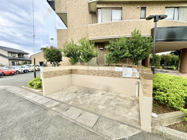 メゾン浜松高台のその他|こちらはゴミ置き場。キレイに管理されています。
