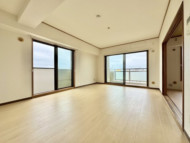 メゾン浜松高台の居間・リビング|15.6帖のリビング！大きな窓から差し込む陽射しが部屋全体を明るく気持ちの良い空間にしてくれます！
