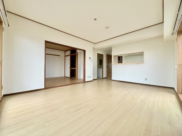 メゾン浜松高台の居間・リビング|南東角部屋のリビングは2面採光の明るいお部屋！角部屋の特権です！
