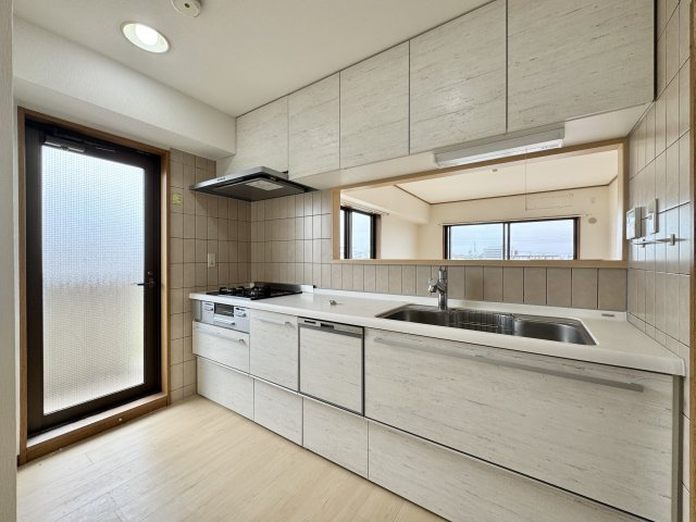 メゾン浜松高台のキッチン|ナチュラルな色味のシステムキッチン！
奥行ある広々としたキッチン！バルコニーへの出入りが可能です！
