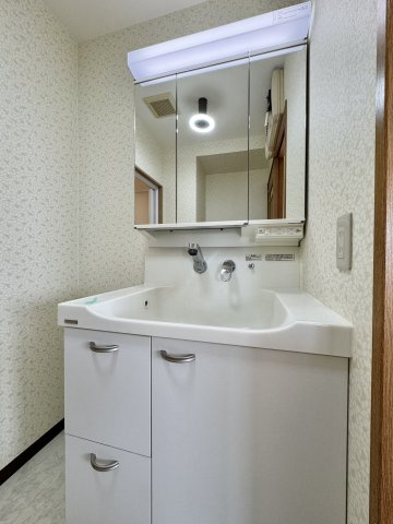 メゾン浜松高台の独立洗面台|3面鏡付きの洗面台は洗剤等大きなものからメイク用品等の細々した物までスッキリと収納していただけます
