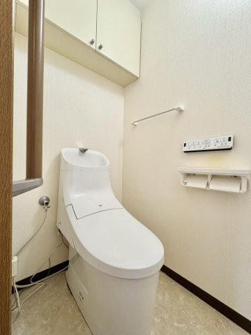 メゾン浜松高台のトイレ|トイレはナチュラルな色使いで落ち着く空間です。収納棚もあるのでシンプルに彩ることができます。
