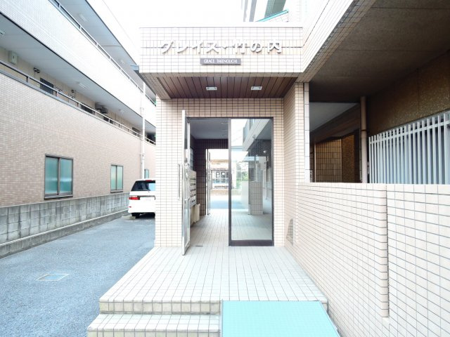 グレイス竹の内のエントランス